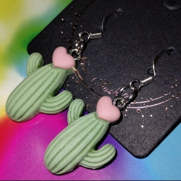 Handmade Kawaii Heart Cactus Earrings - Picture 3 of 7